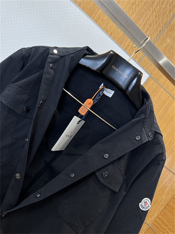 半袖シャツ MONCLER モンクレール コピー 胸ポケット付き フロントボタン 袖ワッペン 襟付き カジュアルトップス
