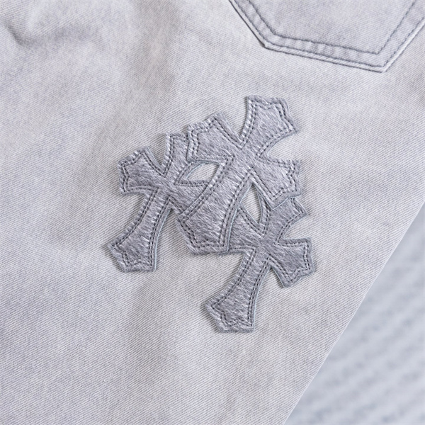 ライトグレー デニムパンツ Chrome Hearts クロムハーツ コピー クロス刺繍パッチ ウォッシュ加工 ストレートシルエット 5ポケットジーンズ