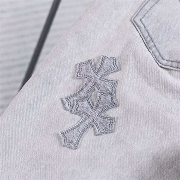 ライトグレー デニムパンツ Chrome Hearts クロムハーツ コピー クロス刺繍パッチ ウォッシュ加工 ストレートシルエット 5ポケットジーンズ