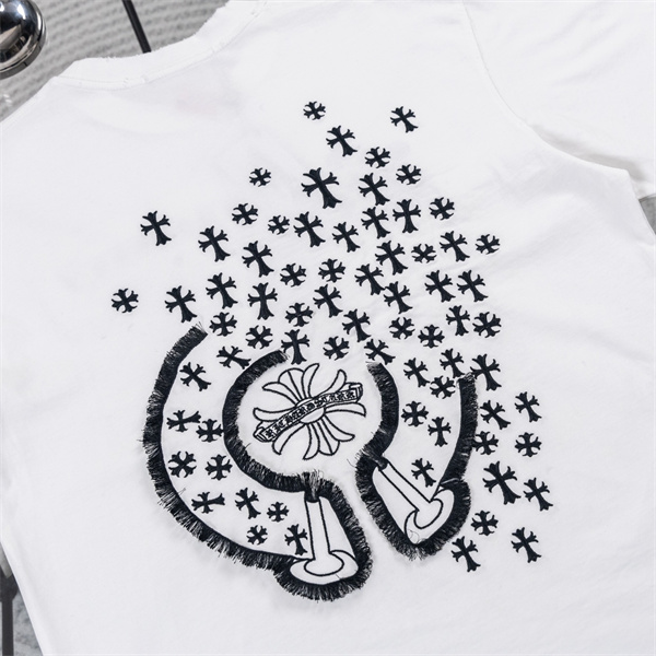 ブラック 半袖カットソー Chrome Hearts クロムハーツ コピー バックビッグクロス マルチカラー刺繍調 クルーネック ストリートトップス
