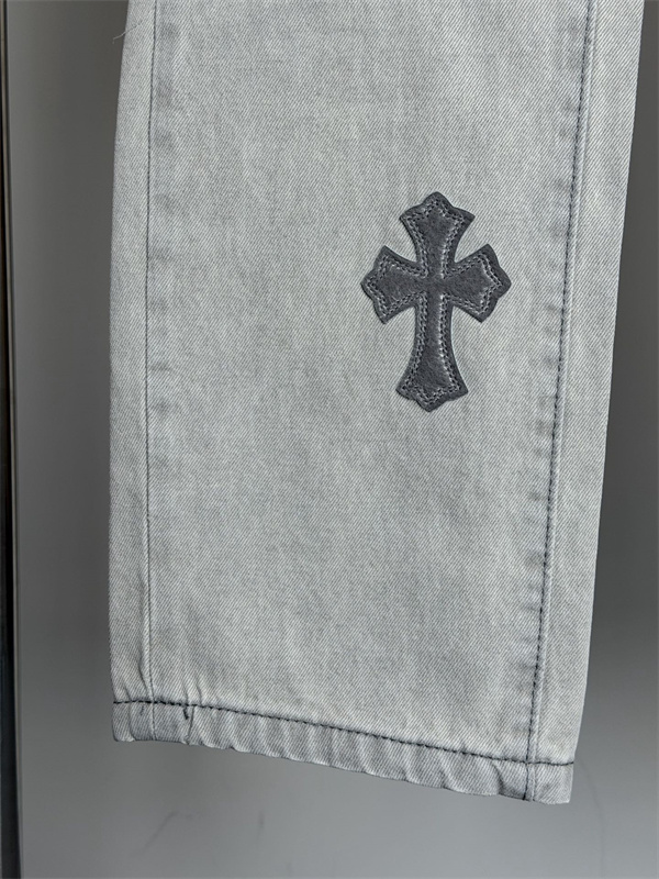  ライトグレー ストレートデニムパンツ Chrome Hearts クロムハーツ コピー クロスパッチ装飾 ウォッシュ加工 5ポケット ジーンズ