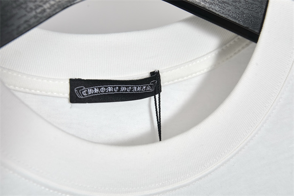 ホワイト 半袖Tシャツ Chrome Hearts クロムハーツ コピー 胸元ワンポイントロゴ バックビッグクロスグラフィック クルーネック モノトーンデザイン