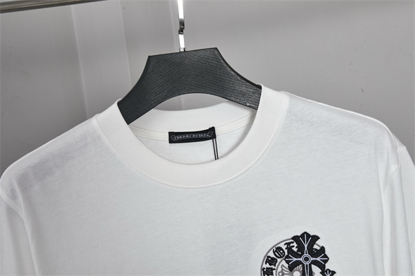 ホワイト 半袖Tシャツ Chrome Hearts クロムハーツ コピー 胸元ワンポイントロゴ バックビッグクロスグラフィック クルーネック モノトーンデザイン
