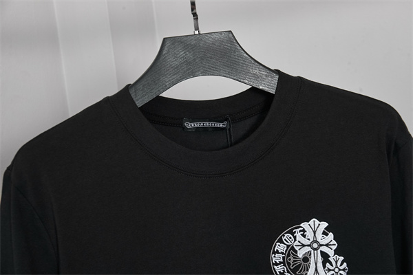 ホワイト 半袖Tシャツ Chrome Hearts クロムハーツ コピー 胸元ワンポイントロゴ バックビッグクロスグラフィック クルーネック モノトーンデザイン