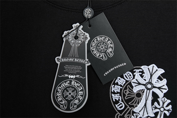 ホワイト 半袖Tシャツ Chrome Hearts クロムハーツ コピー 胸元ワンポイントロゴ バックビッグクロスグラフィック クルーネック モノトーンデザイン