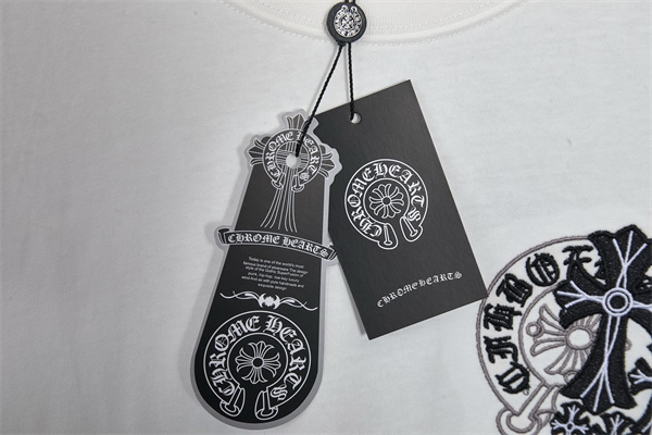 ホワイト 半袖Tシャツ Chrome Hearts クロムハーツ コピー 胸元ワンポイントロゴ バックビッグクロスグラフィック クルーネック モノトーンデザイン