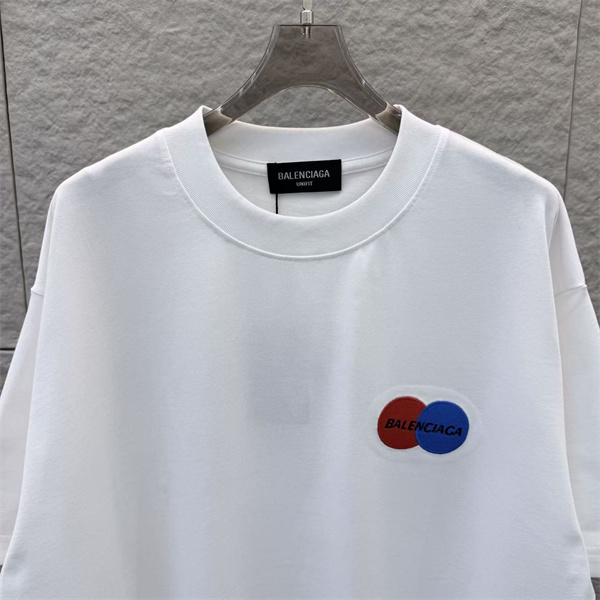  ホワイト グラフィックTシャツ BALENCIAGA バレンシアガ コピー 胸元カラーロゴ 背面ビッグレタリング 半袖 ワイドフィット