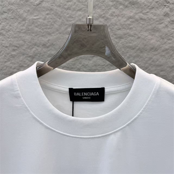  ホワイト グラフィックTシャツ BALENCIAGA バレンシアガ コピー 胸元カラーロゴ 背面ビッグレタリング 半袖 ワイドフィット