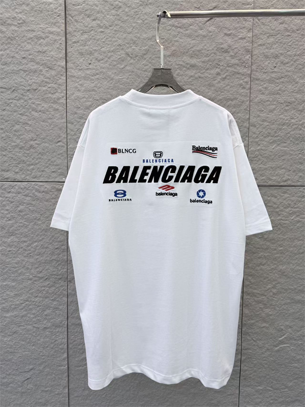  ホワイト グラフィックTシャツ BALENCIAGA バレンシアガ コピー 胸元カラーロゴ 背面ビッグレタリング 半袖 ワイドフィット