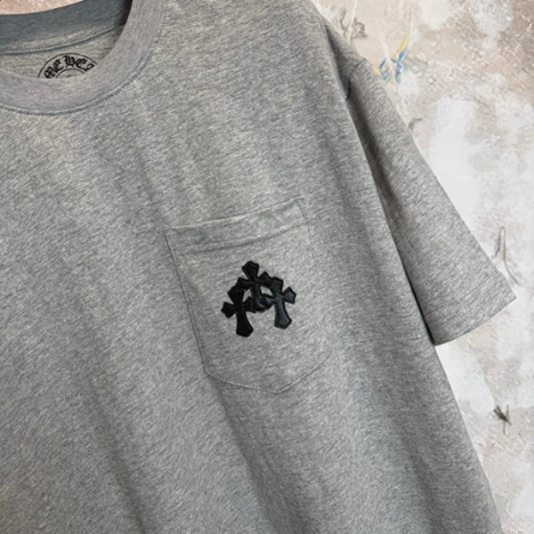 2026新作 CHROME HEARTS コピー クロムハーツ ポケットロゴ 半袖Tシャツ メンズ クルーネック グレー ミニマル ストリート カジュアル