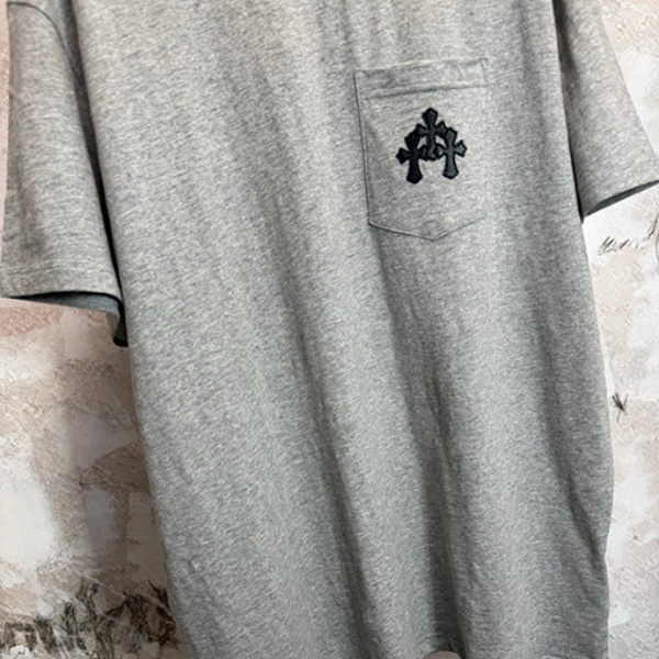 2026新作 CHROME HEARTS コピー クロムハーツ ポケットロゴ 半袖Tシャツ メンズ クルーネック グレー ミニマル ストリート カジュアル