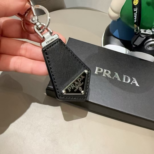 2026新作 PRADA プラダ コピー サフィアーノレザー キーホルダー