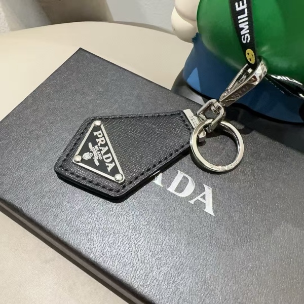 2026新作 PRADA プラダ コピー サフィアーノレザー キーホルダー メンズ レディース ブラック キーリング バッグチャーム ロゴデザイン