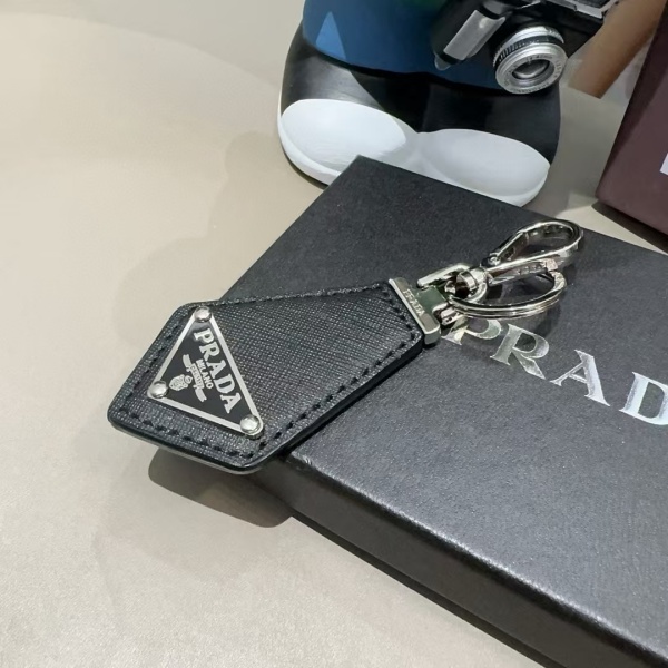 2026新作 PRADA プラダ コピー サフィアーノレザー キーホルダー