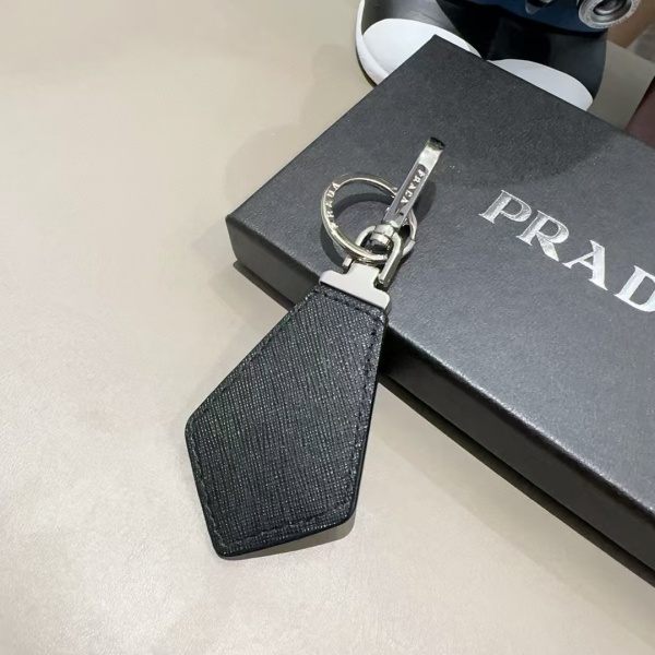 2026新作 PRADA プラダ コピー サフィアーノレザー キーホルダー メンズ レディース ブラック キーリング バッグチャーム ロゴデザイン