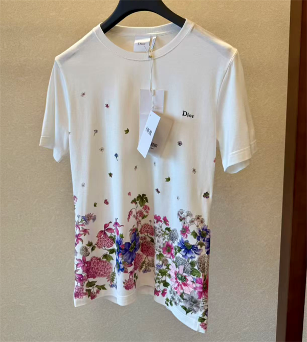 DIOR通販 ディオール tシャツ コピー ☆2026トレンド 手描きフラワーアート 裾に乱れ咲く花々