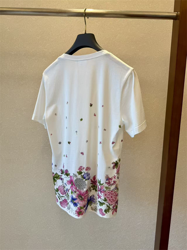 DIOR通販 ディオール tシャツ コピー ☆2026トレンド 手描きフラワーアート 裾に乱れ咲く花々