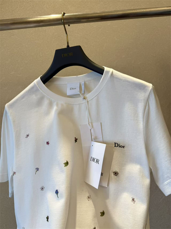 DIOR通販 ディオール tシャツ コピー ☆2026トレンド 手描きフラワーアート 裾に乱れ咲く花々