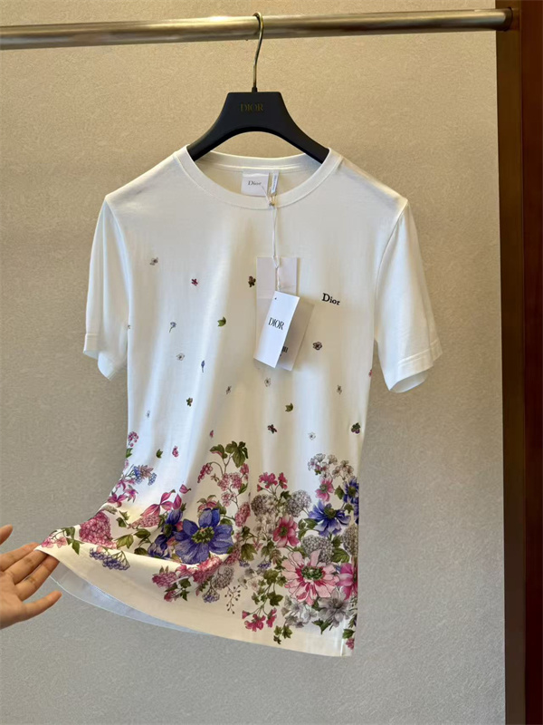 DIOR通販 ディオール tシャツ コピー ☆2026トレンド 手描きフラワーアート 裾に乱れ咲く花々