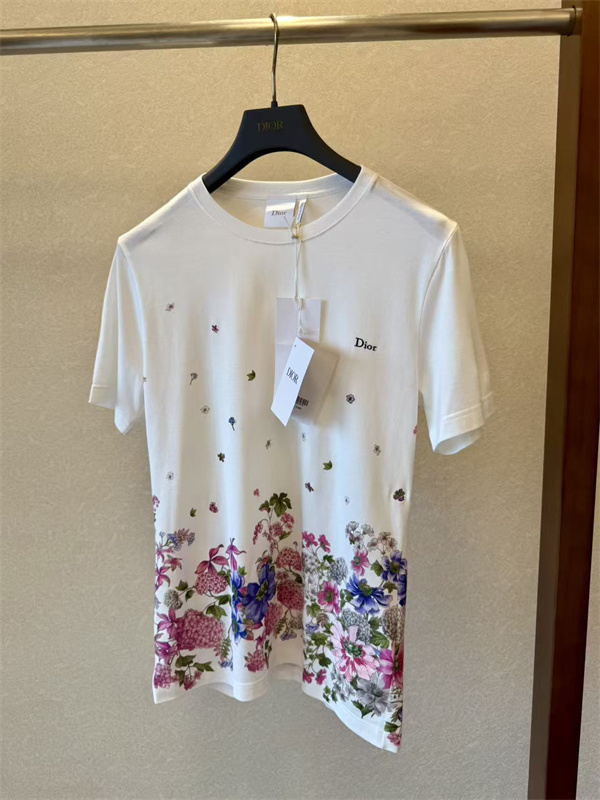 DIOR通販 ディオール tシャツ コピー ☆2026トレンド 手描きフラワーアート 裾に乱れ咲く花々