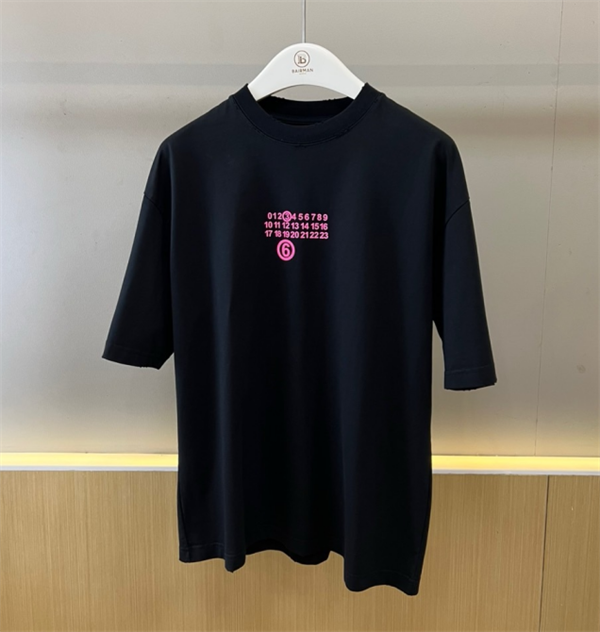 Maison margielメゾン マルジェラコピーTシャツ2026年春夏快適さ（モデル：173cm、71.5kg、Mサイズ着用）