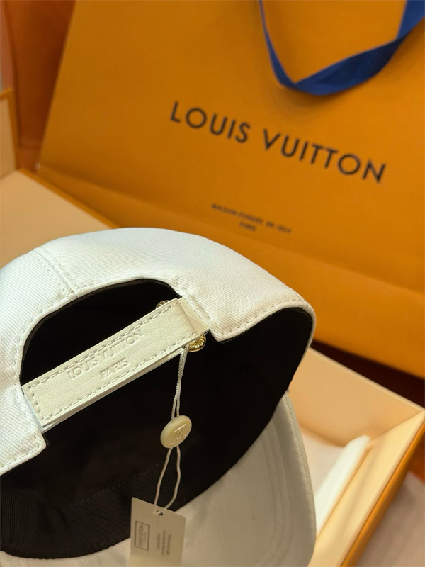 2026新作ルイヴィトンキャップコピーレタリング刺繍　LOUIS VUITTON日常使いにぴったりのアイテム