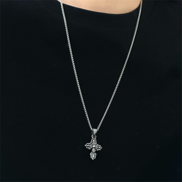 クロムハーツ十字架ペンダントコピーChrome Hearts 人気おしゃれアクセサリーコーディネート