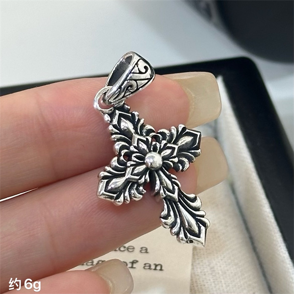 クロムハーツ十字架ペンダントコピーChrome Hearts 人気おしゃれアクセサリーコーディネート