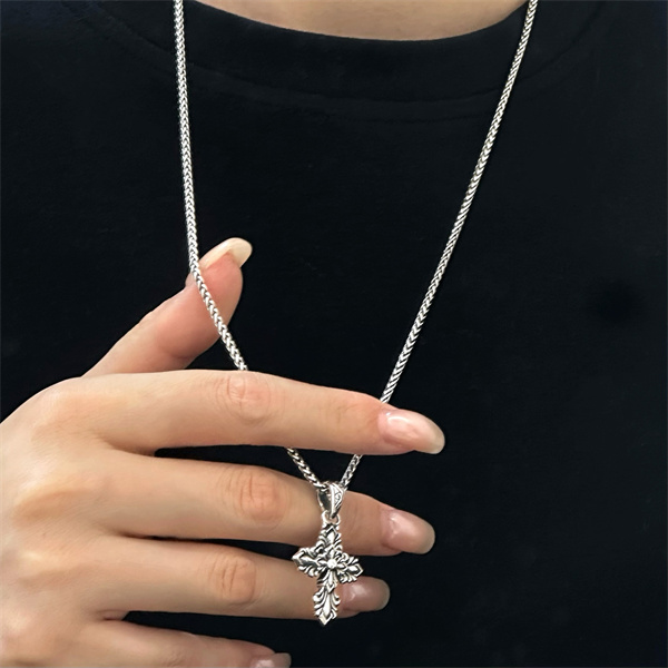クロムハーツ十字架ペンダントコピーChrome Hearts 人気おしゃれアクセサリーコーディネート