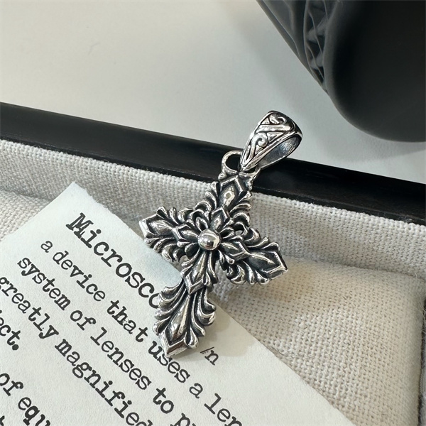 クロムハーツ十字架ペンダントコピーChrome Hearts 人気おしゃれアクセサリーコーディネート