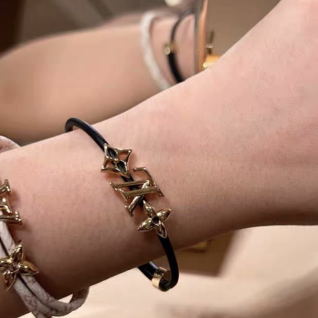 LV  ICONICシリーズルイヴィトンブレスレットコピー上品＆シンプルロゴ＋ステンレスバックル 細いレザーコード