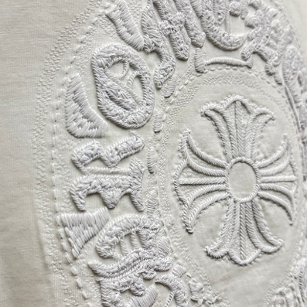 CHROME HEARTS クロムハーツ ホワイト 半袖Tシャツ 胸元エンボスロゴ クルーネック 爽麗 ゆったり 人気 トップス