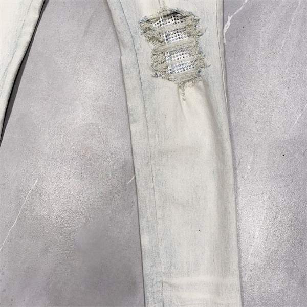 ダメージクラッシュデニム AMIRI アミリ コピー ジーンズ ビッグロゴ ワッペン加工 ヴィンテージウォッシュ 人気