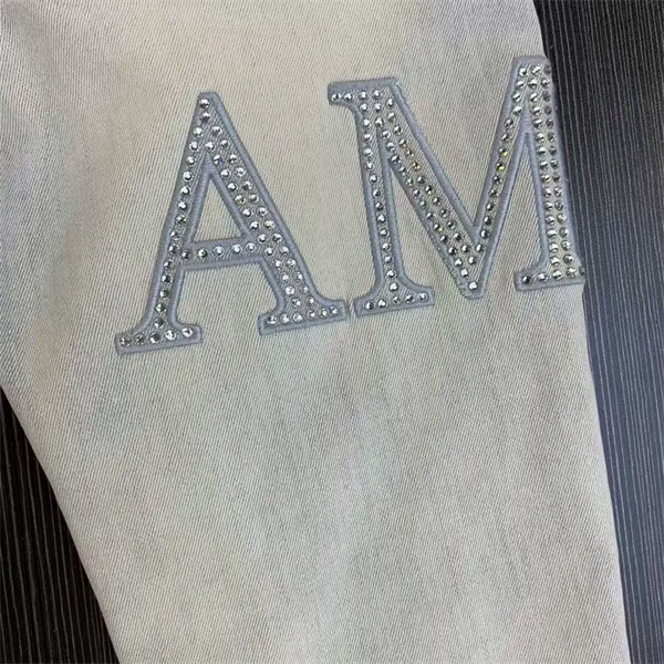 ダメージクラッシュデニム AMIRI アミリ コピー ジーンズ ビッグロゴ ワッペン加工 ヴィンテージウォッシュ 人気
