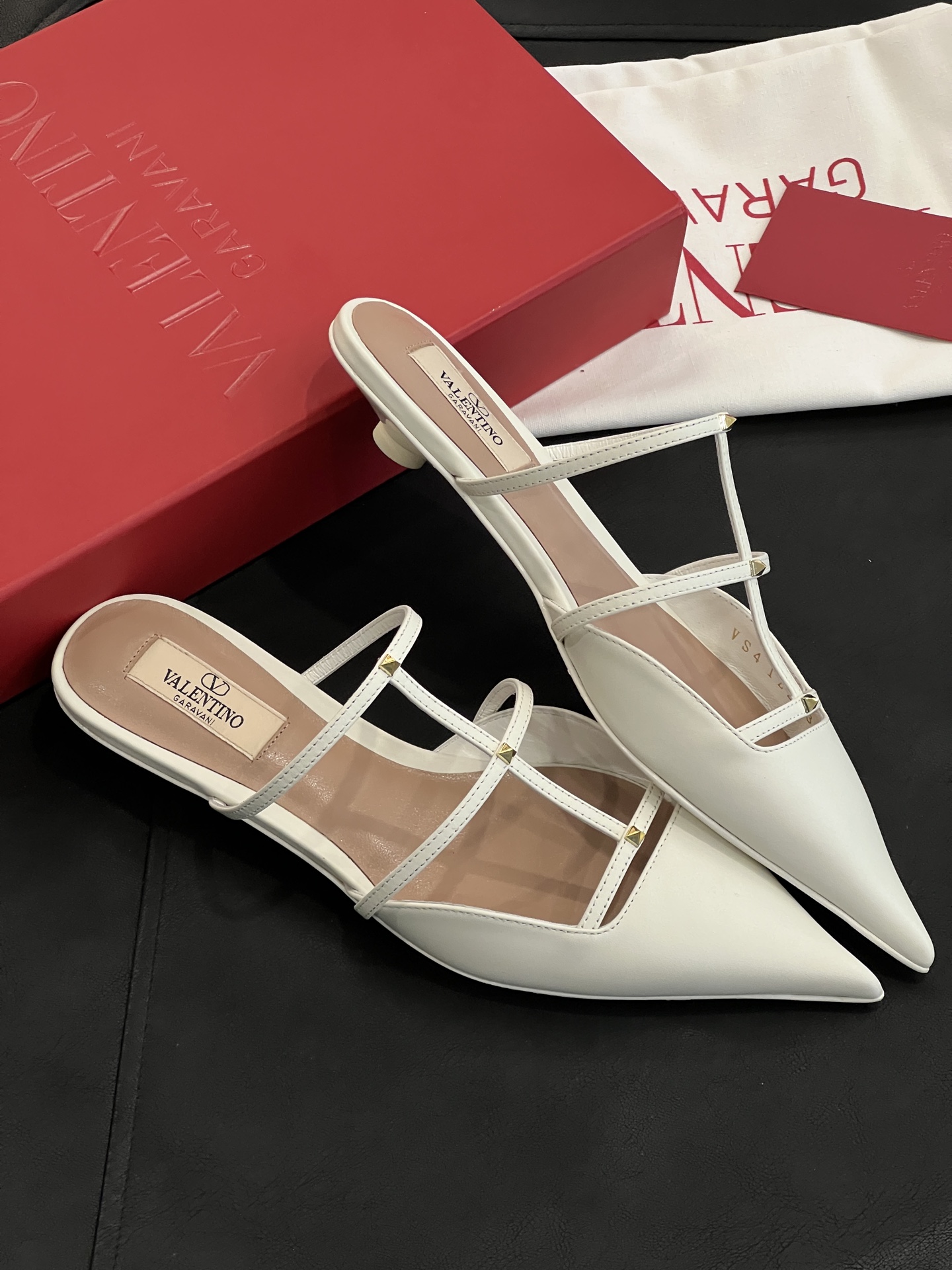 2cm高さ快適履き心地 ヴァレンティノキトゥンヒールシューズコピー VALENTINO 普段使い・デートに◎ セクシー＆エレガント