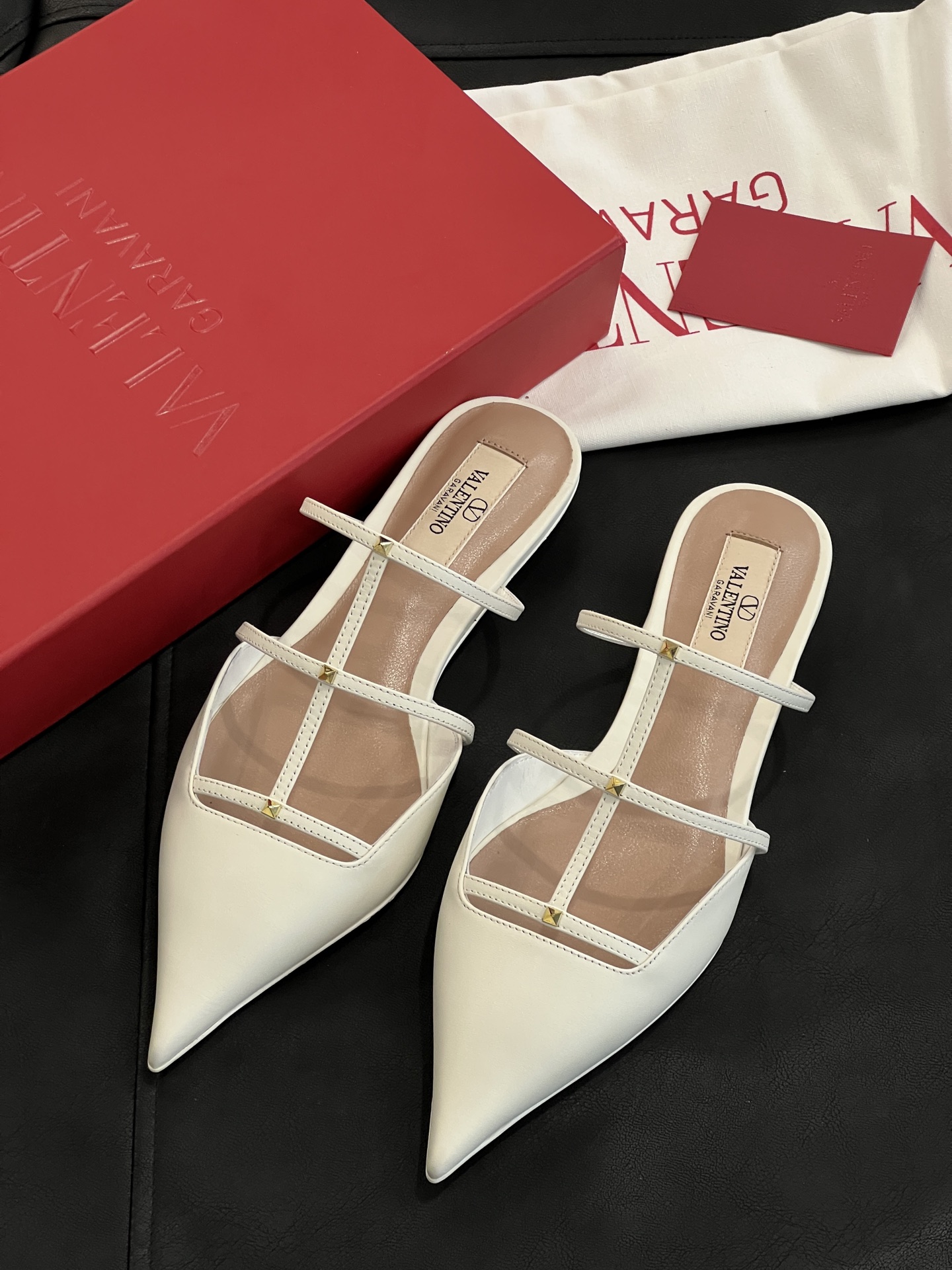 2cm高さ快適履き心地 ヴァレンティノキトゥンヒールシューズコピー VALENTINO 普段使い・デートに◎ セクシー＆エレガント