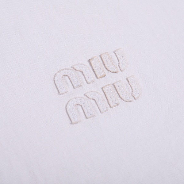 MIU MIU ミュウミュウ 2026 ワンポイント刺繍ロゴ 半袖Tシャツ ミニマル クルーネック コットン カジュアル トップス メンズ レディース