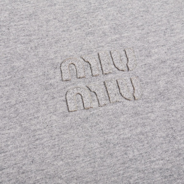 MIU MIU ミュウミュウ 2026 ワンポイント刺繍ロゴ 半袖Tシャツ ミニマル クルーネック コットン カジュアル トップス メンズ レディース