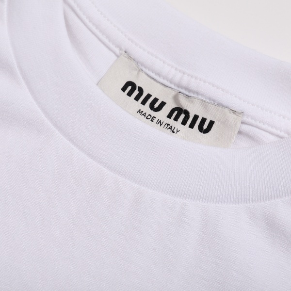 MIU MIU ミュウミュウ 2026 ワンポイント刺繍ロゴ 半袖Tシャツ ミニマル クルーネック コットン カジュアル トップス メンズ レディース