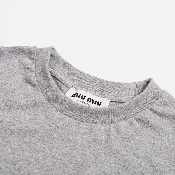 MIU MIU ミュウミュウ 2026 ワンポイント刺繍ロゴ 半袖Tシャツ ミニマル クルーネック コットン カジュアル トップス メンズ レディース