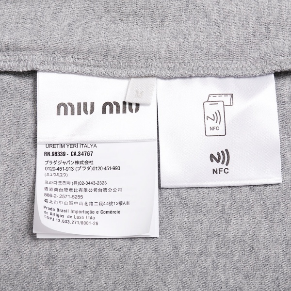 MIU MIU ミュウミュウ 2026 ワンポイント刺繍ロゴ 半袖Tシャツ ミニマル クルーネック コットン カジュアル トップス メンズ レディース