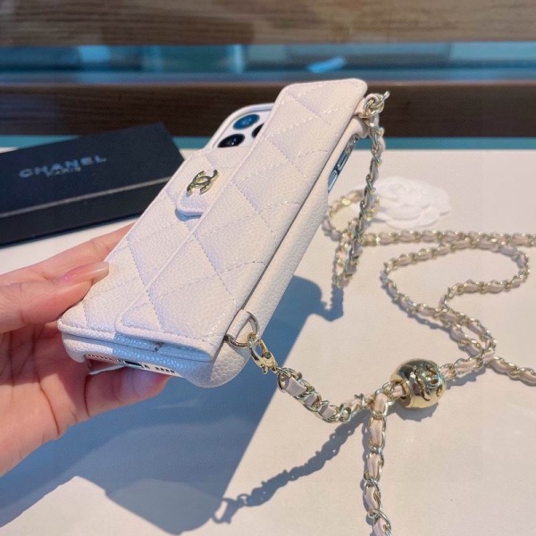 CHANEL シャネル 2026 キャビア調キルティング チェーンストラップ iPhoneケース ショルダーウォレット風 カード収納 ロゴ金具 スマホケース iPhone14 iPhone15 iPhone16 iPhone17 Pro Max対応