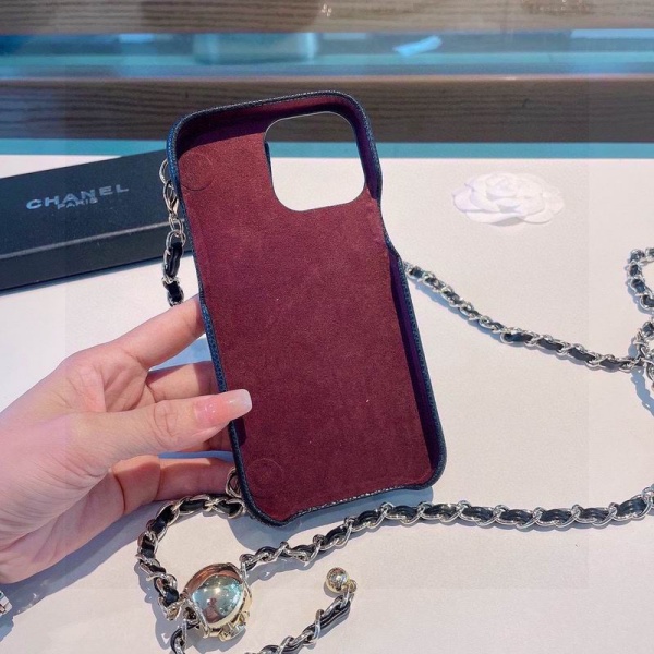 CHANEL シャネル 2026 キャビア調キルティング チェーンストラップ iPhoneケース ショルダーウォレット風 カード収納 ロゴ金具 スマホケース iPhone14 iPhone15 iPhone16 iPhone17 Pro Max対応