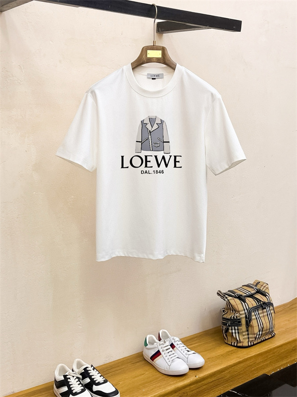 ジャケット柄ロゴ LOEWE ロエベ コピー Tシャツ メンズ グラフィックロゴ 半袖 2026新作風 映える人気トップス