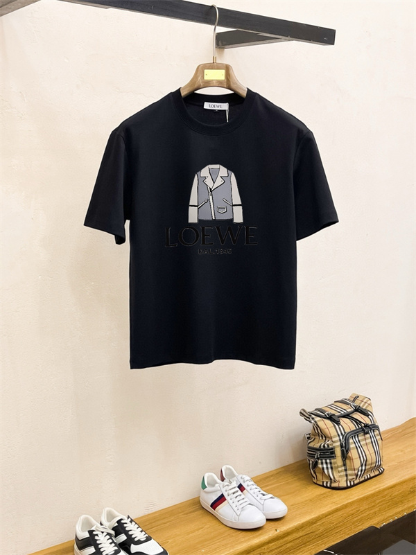 ジャケット柄ロゴ LOEWE ロエベ コピー Tシャツ メンズ グラフィックロゴ 半袖 2026新作風 映える人気トップス
