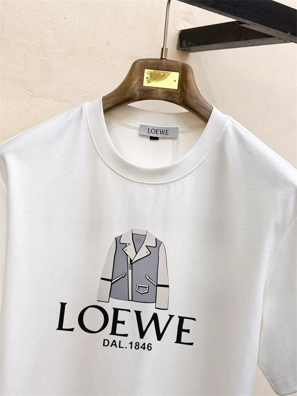 ジャケット柄ロゴ LOEWE ロエベ コピー Tシャツ メンズ グラフィックロゴ 半袖 2026新作風 映える人気トップス