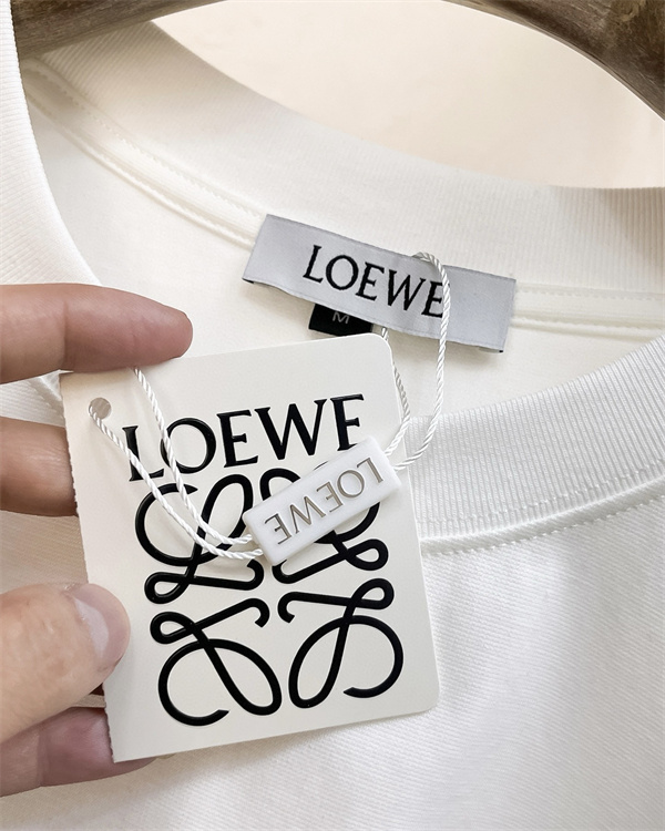 ジャケット柄ロゴ LOEWE ロエベ コピー Tシャツ メンズ グラフィックロゴ 半袖 2026新作風 映える人気トップス