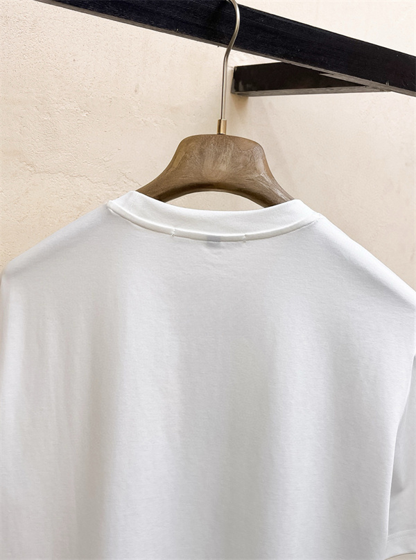 ジャケット柄ロゴ LOEWE ロエベ コピー Tシャツ メンズ グラフィックロゴ 半袖 2026新作風 映える人気トップス