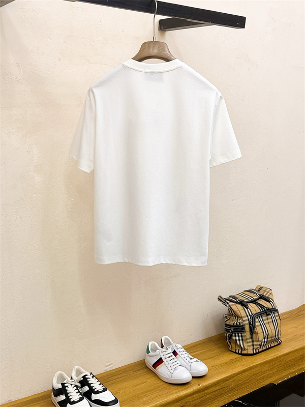 ジャケット柄ロゴ LOEWE ロエベ コピー Tシャツ メンズ グラフィックロゴ 半袖 2026新作風 映える人気トップス