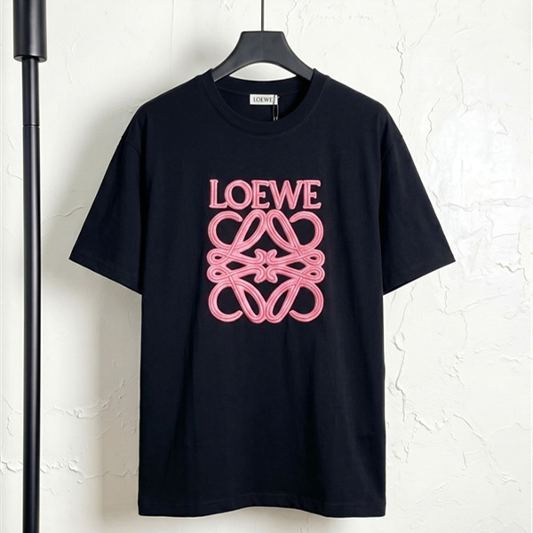 リピート人気 LOEWE ロエベ コピー Tシャツ メンズ 立体ロゴ ピンク刺繍アクセント 一枚で決まる